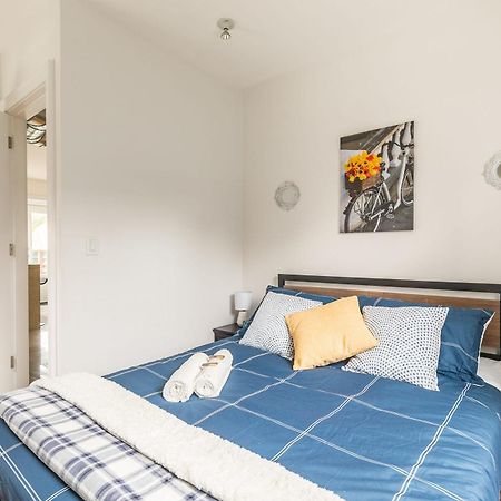 Modern 2 Bedroom Condo - Heart Of Leslieville Toronto Buitenkant foto
