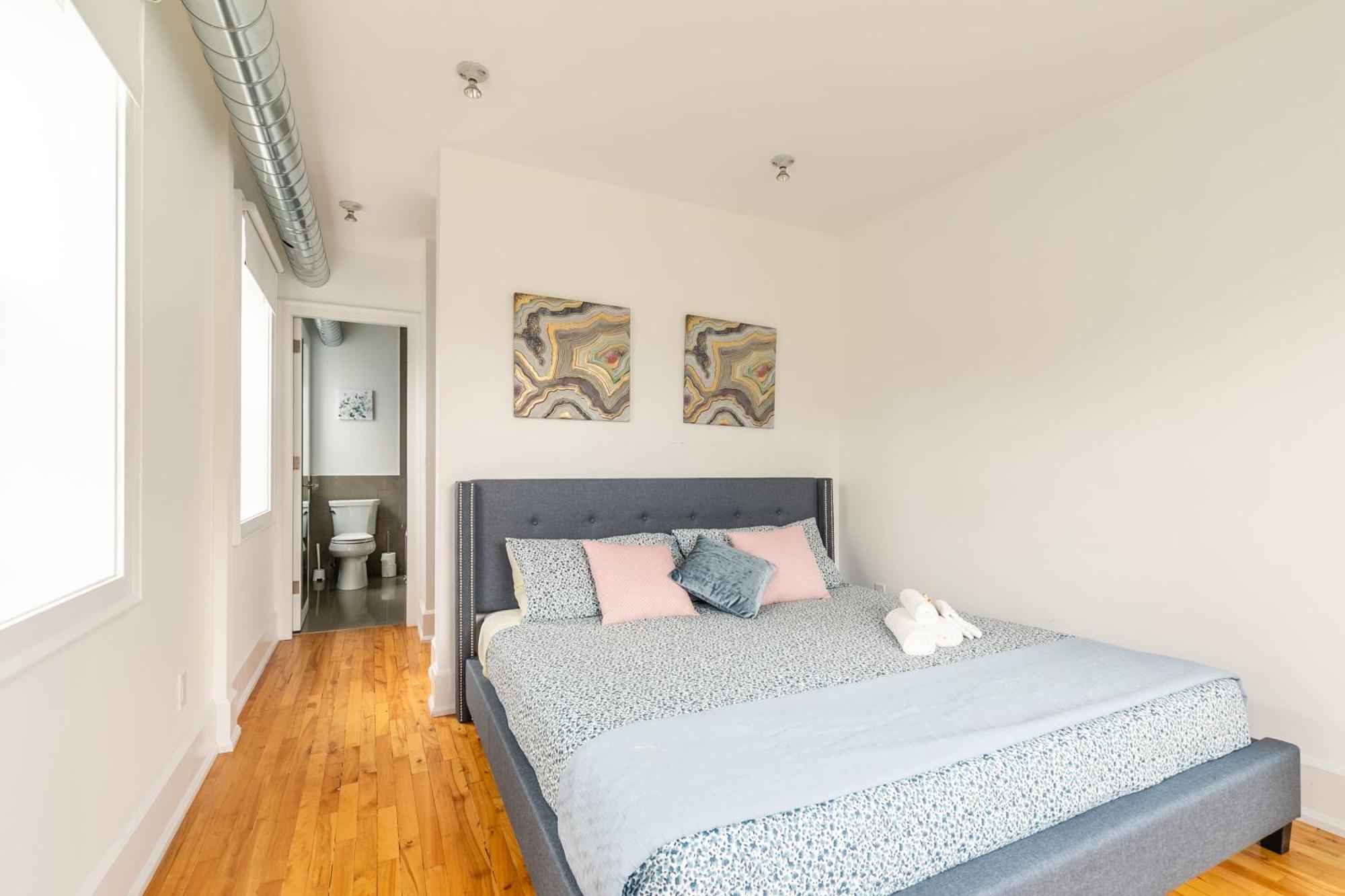 Modern 2 Bedroom Condo - Heart Of Leslieville Toronto Buitenkant foto