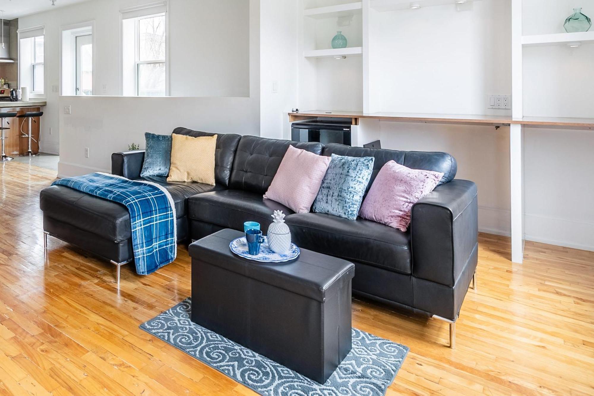 Modern 2 Bedroom Condo - Heart Of Leslieville Toronto Buitenkant foto
