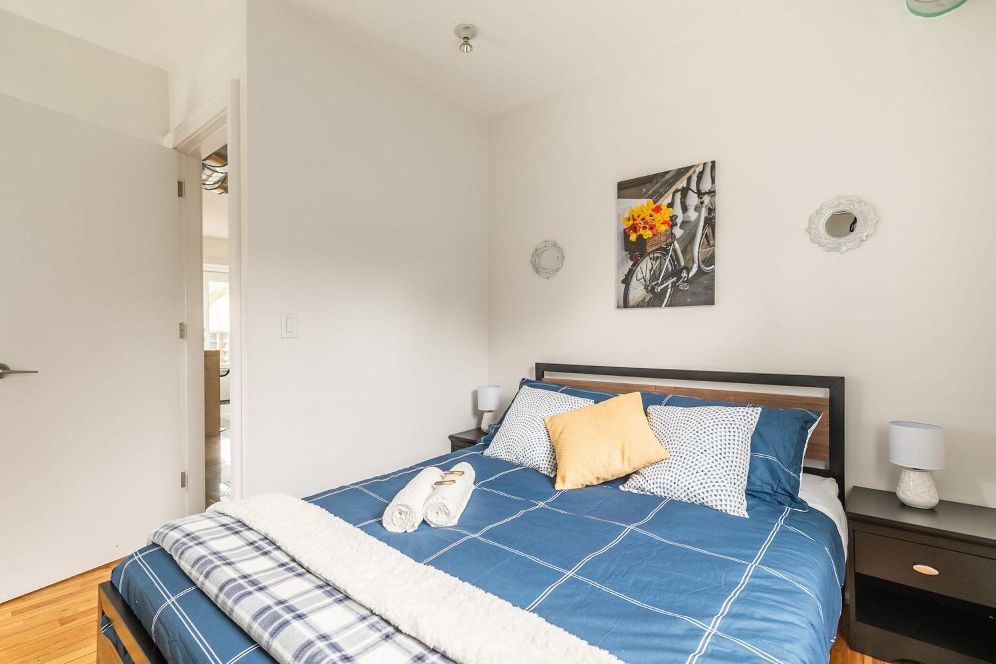 Modern 2 Bedroom Condo - Heart Of Leslieville Toronto Buitenkant foto