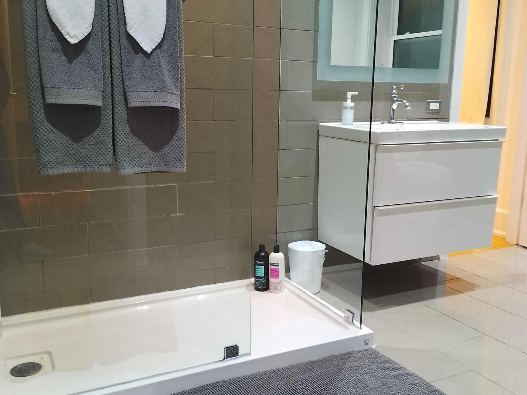Modern 2 Bedroom Condo - Heart Of Leslieville Toronto Buitenkant foto